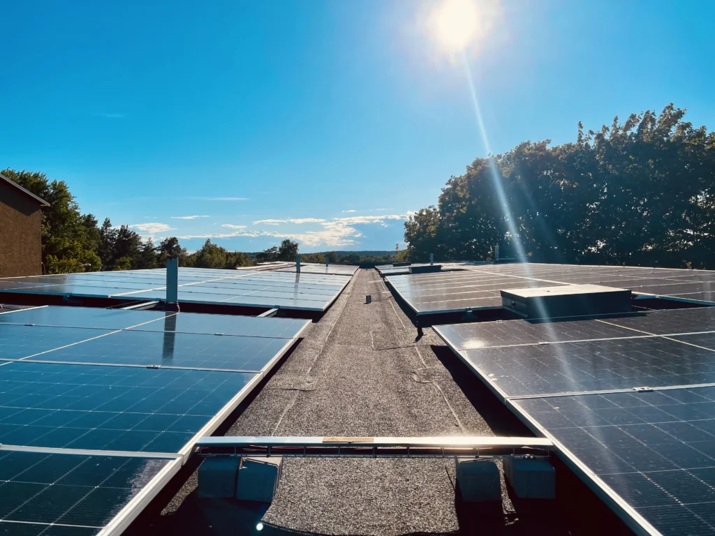 Solceller på taken gör våra hus mer klimatsmarta